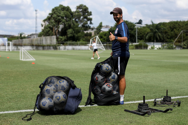 Edson, preparador de goleiras do Corinthians, seguir� no clube em 2023
