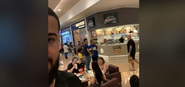 Goleiro Matheus Donelli presenteia crian�as em shopping �s v�speras do Natal
