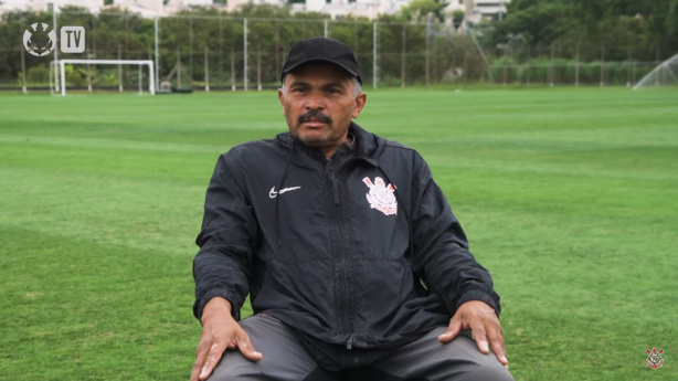 Marquinhos � o respons�vel pela manuten��o dos gramados do CT da base do Corinthians