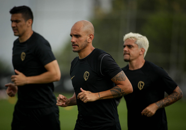 Corinthians volta aos treinos com Balbuena, F�bio Santos e Fagner