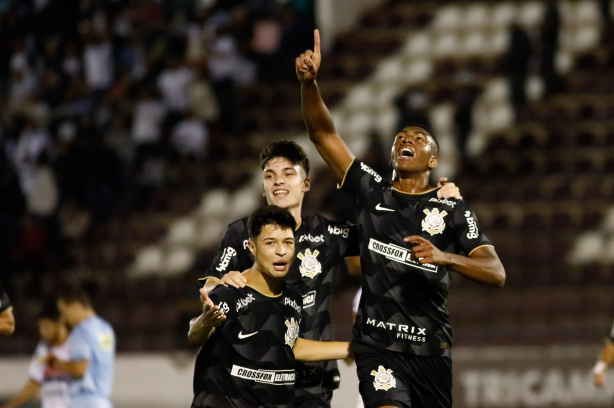Felipe Augusto foi o destaque alvinegro com dois gols marcados