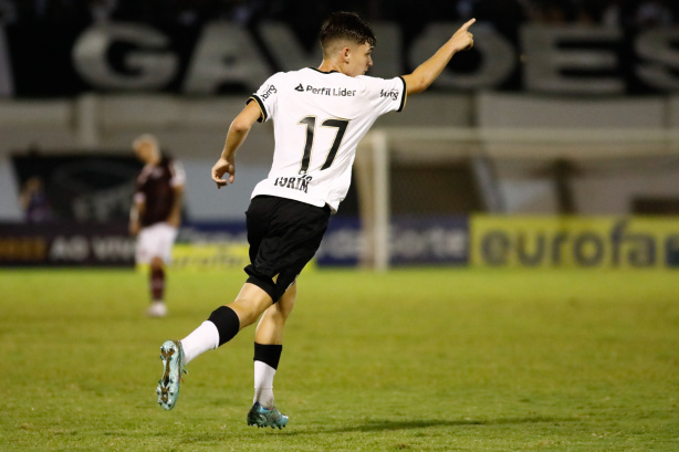 Breno Bidon marcou um gola�o na partida contra a Ferrovi�ria