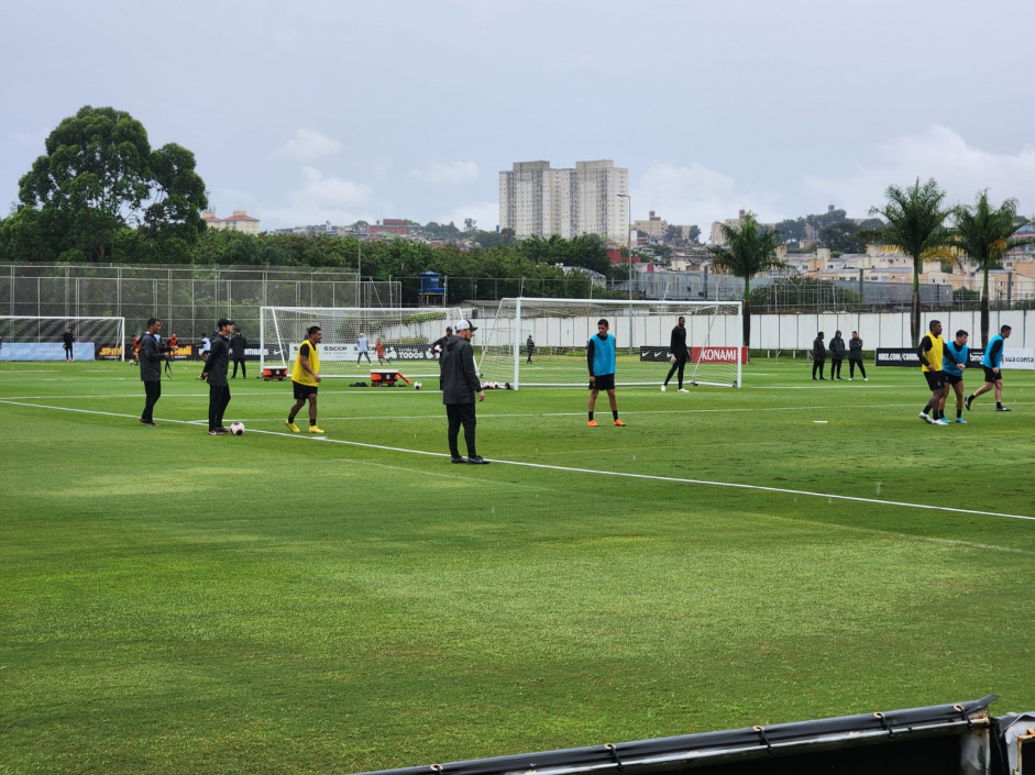 Fernando Lzaro e sua comisso observam o treino do Corinthians na beira do gramado