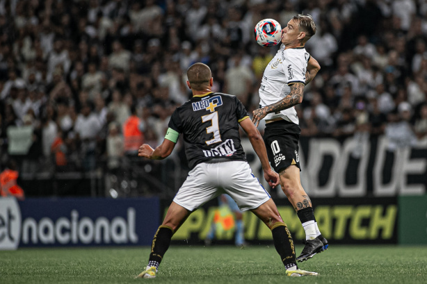 R�ger Guedes marcou dois gols no triunfo corinthiano