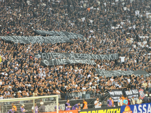 Torcida do Corinthians voltou a protestar nesta quarta-feira