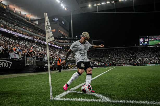 Fagner se isola na oitava posição em ranking de assistências da história do Corinthians