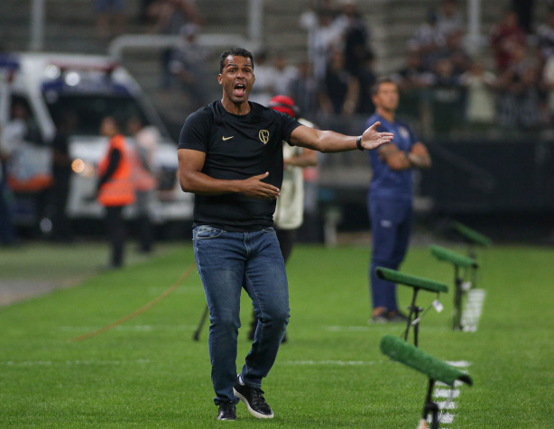 Fernando Lázaro conquistou a  primeira vitória como treinador efetivo do Corinthians
