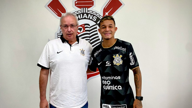Adson renovou contrato com o Corinthians at 2025