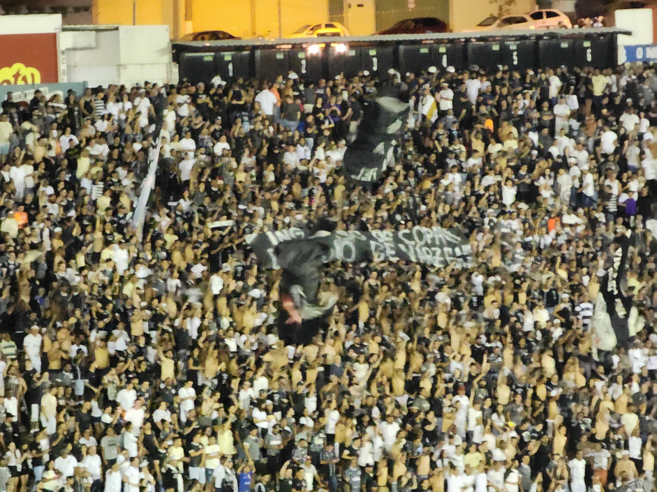 A torcida do Corinthians voltou a protestar com faixas no jogo contra a Inter de Limeira