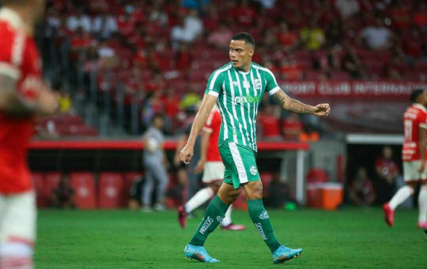 Mandaca se destacou contra o Internacional