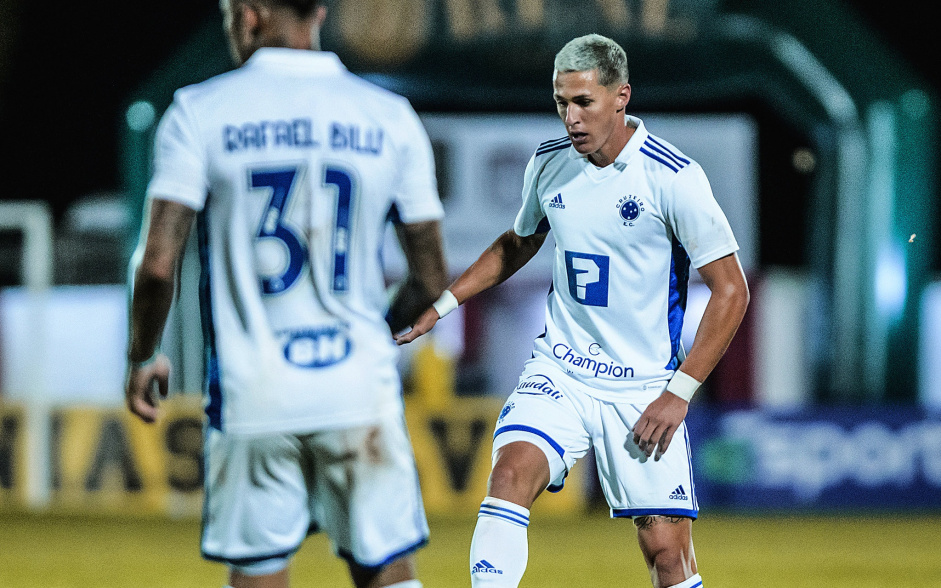 Mateus Vital estreia no Cruzeiro aps deixar o Corinthians e se lesionada em entrada violenta