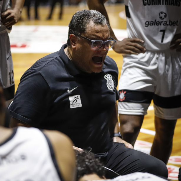 Basquete de Santos vence e avança nas quartas de final do