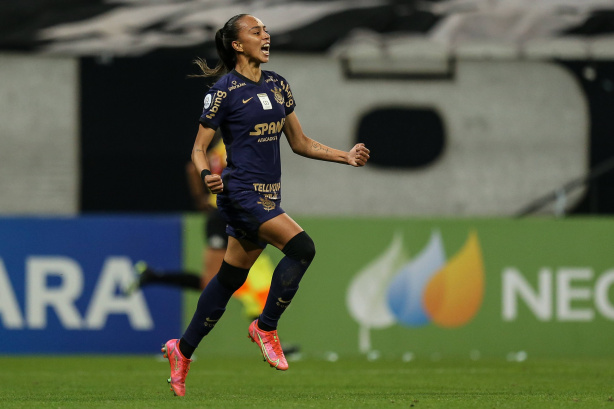 Futebol Feminino: após cinco temporadas, Adriana deixará o Corinthians