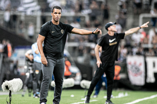 Fernando Lázaro comandou a sua segunda vitória como treinador do Corinthians