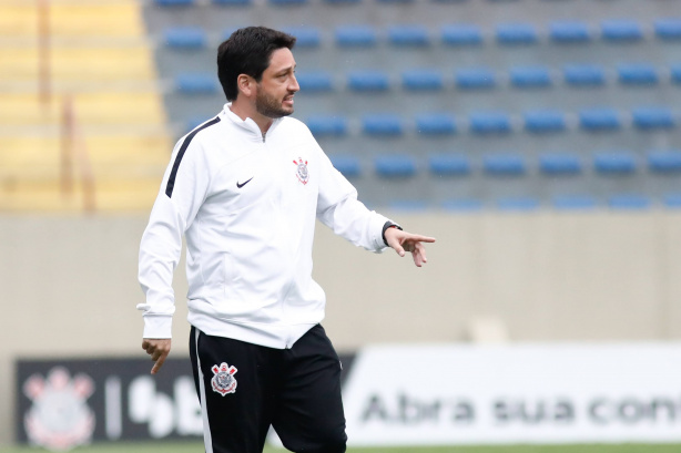 Arthur Elias falou sobre a mescla de idades existente e seu elenco