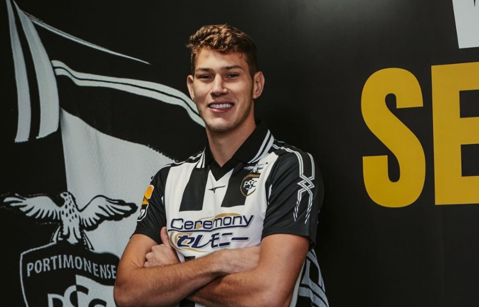 Zagueiro de 20 anos formado no Corinthians, Alemo confirma sada e  anunciado em clube portugus