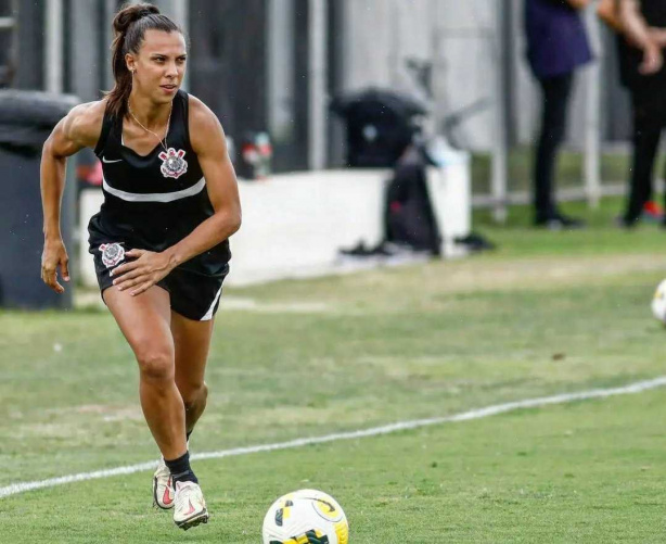 Carol Tavares � mais uma das corinthianas com contrato regularizado na CBF