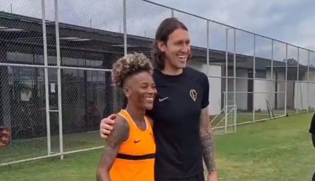 C�ssio marca presen�a no treino do time feminino do Corinthians antes da estreia na Supercopa