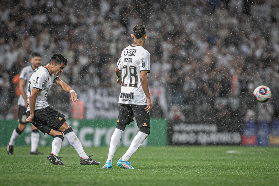 Lzaro elogia desempenho de volante Roni no Corinthians: " muito mais do que voluntarioso"