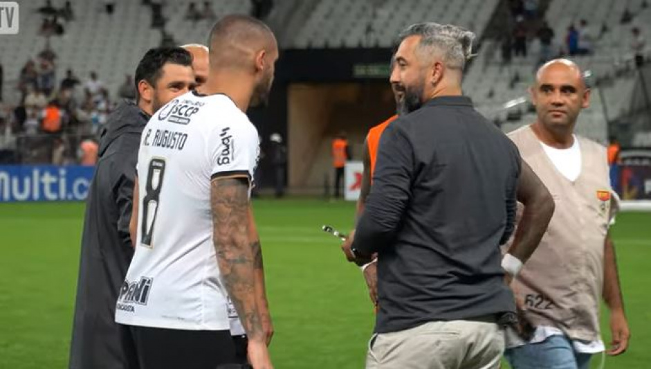 Veteranos do Corinthians protagonizam encontro com ex-jogador Douglas