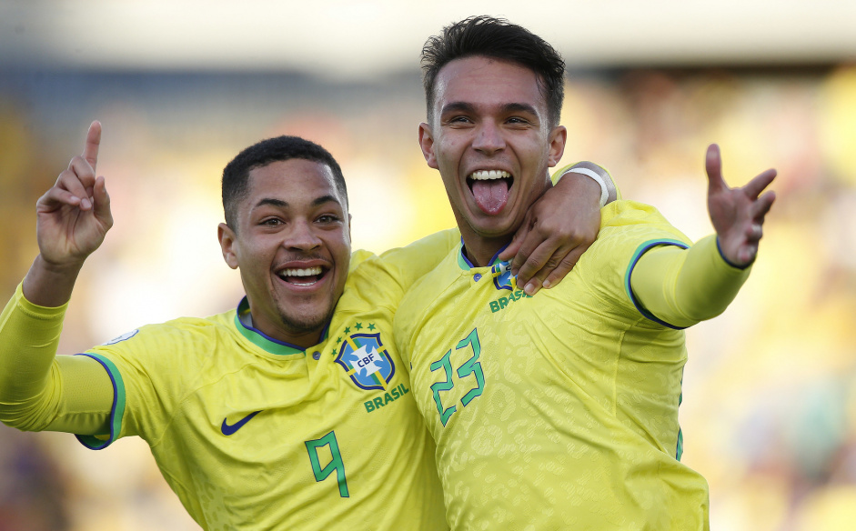 Giovane ( direita) marcou seu primeiro gol pela Seleo Brasileira na vitria contra o Paraguai
