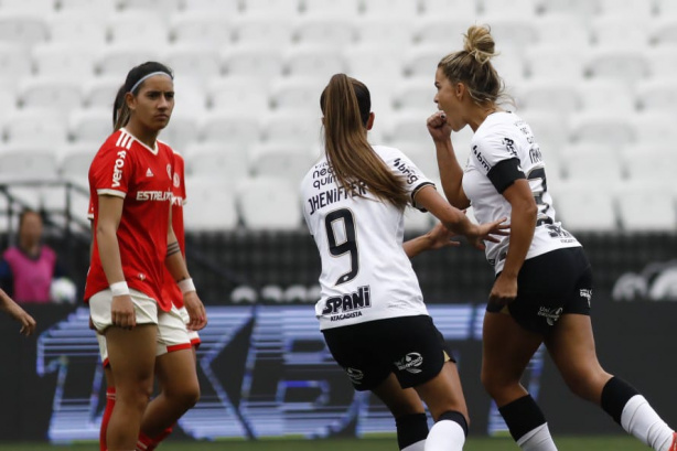 Corinthians goleia Internacional com recorde de público e