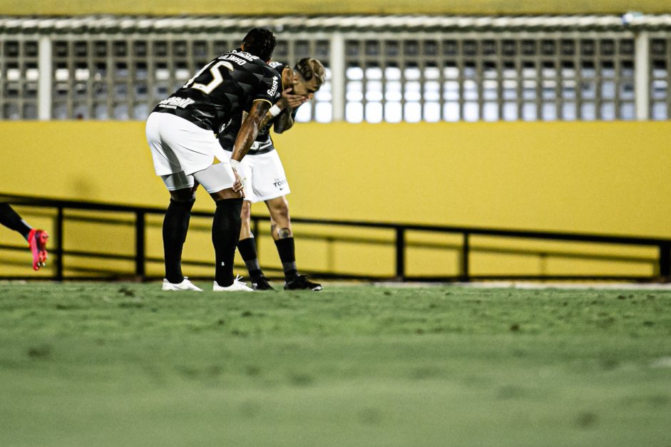 Rger Guedes e Paulinho estiveram em campo durante a derrota do Corinthians para o So Bernardo