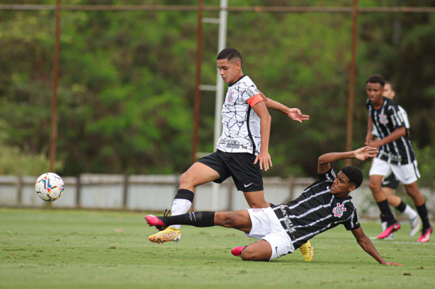 Duelo entre as duas categorias marcou a manh� do domingo no Corinthians