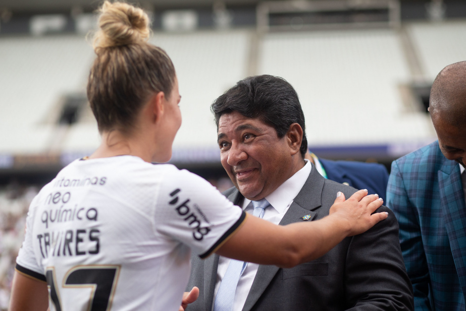 Ednaldo Rodrigues, presidente da CBF, fez questo de parabenizar o Corinthians pelo ttulo da Supercopa do Brasil Feminina
