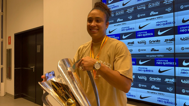 Lelê com o troféu da Supercopa Feminina