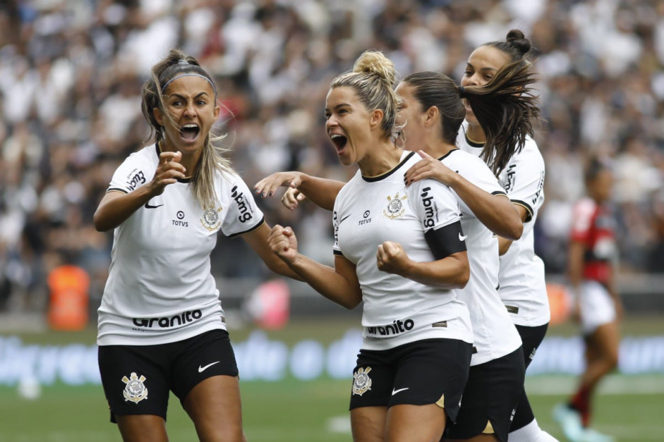 Tamires abriu o placar para o Corinthians na deciso da Supercopa Feminina