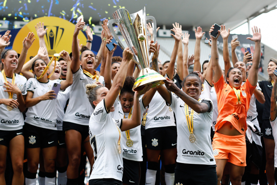 Futebol feminino do Corinthians alcança recorde histórico com premiações na  temporada de 2023