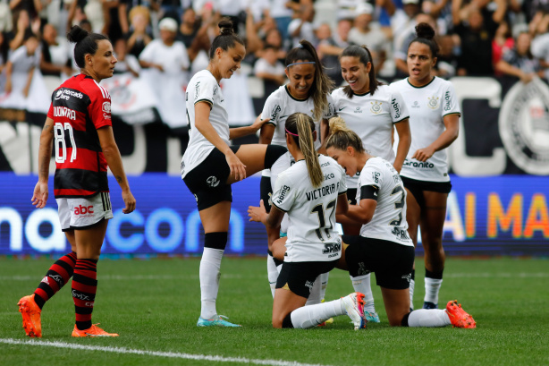 Futebol feminino: no embalo da Fiel, Corinthians goleia o Flamengo