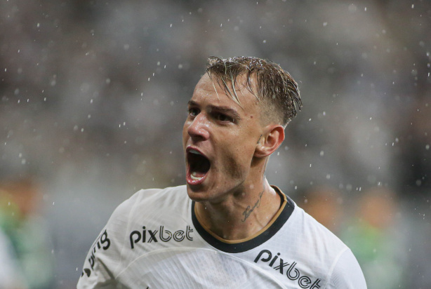 Róger Guedes marcou seu quarto gol contra o Palmeiras