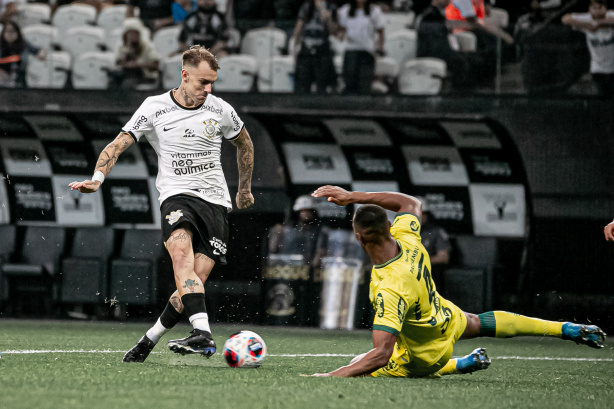 R�ger Guedes marcou dois gols e foi eleito o melhor em campo pela Fiel