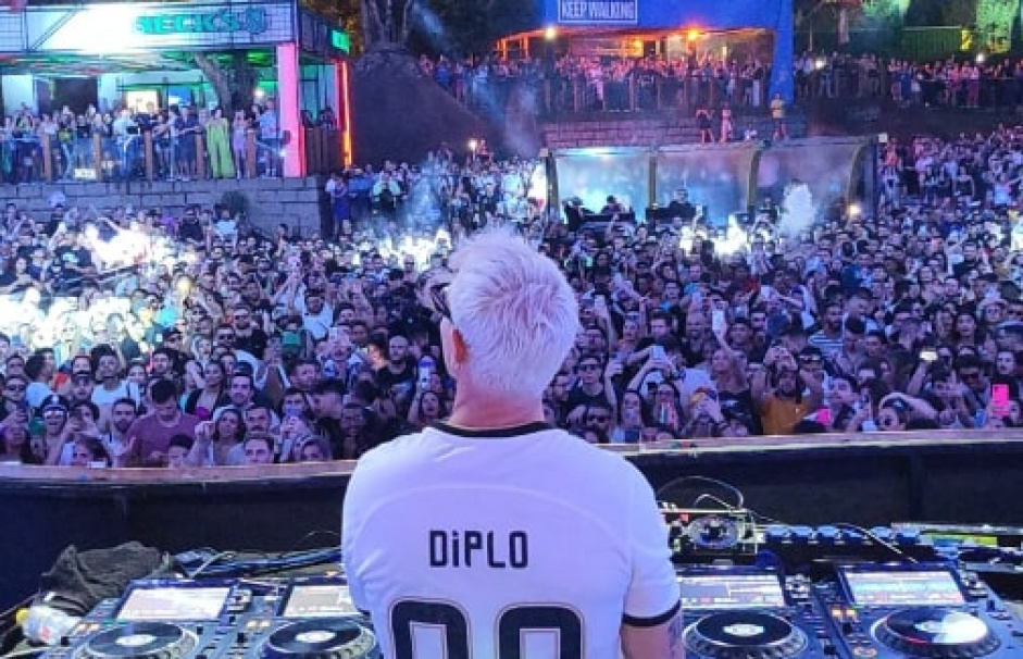 DJ famoso mundialmente veste camisa do Corinthians e clube compartilha nas redes sociais