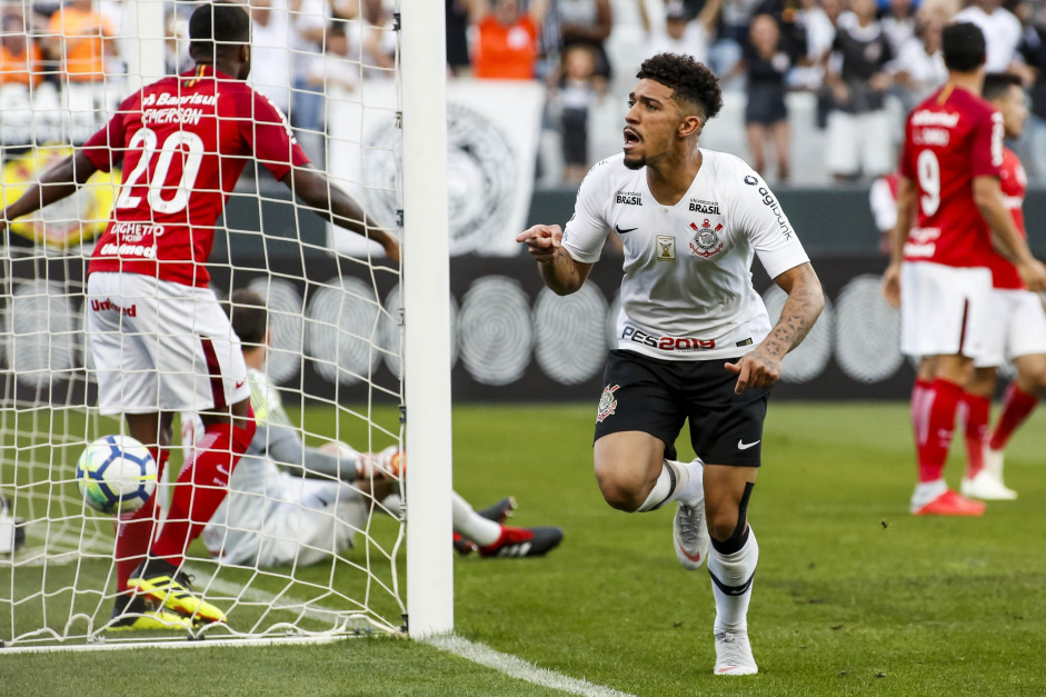 Douglas Augusto comemora nico gol marcado com a camisa do Corinthians