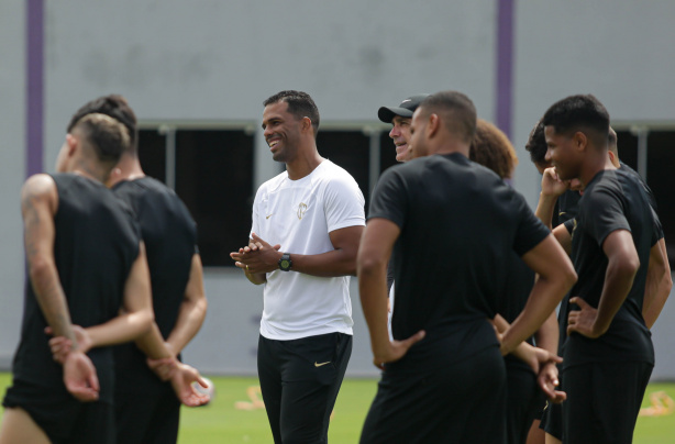 Wesley se destaca em treino e deve ser titular no clássico com o Santos