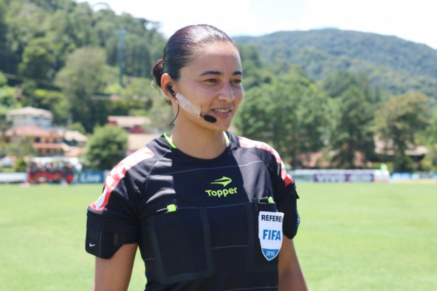 Edina Alves comanda a arbitragem no clássico entre Corinthians e Santos