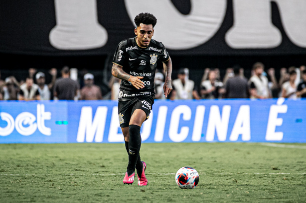 Du Queiroz atuou na lateral no duelo contra o Santos