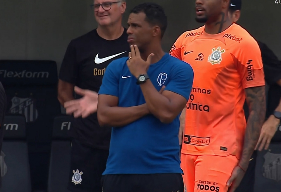 Fernando Lzaro se incomoda com gol anulado do Corinthians