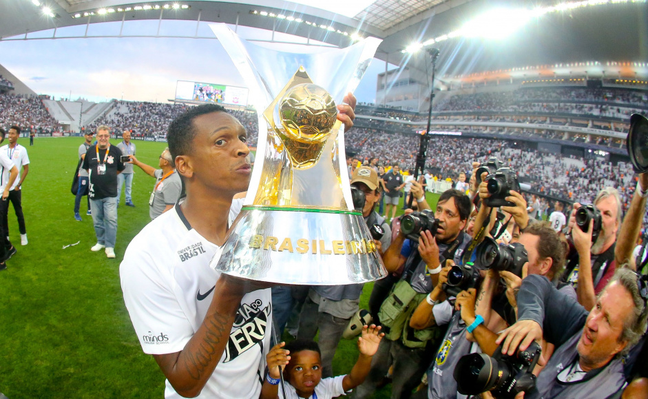 Ídolo do Corinthians, Jô anuncia aposentadoria do futebol 