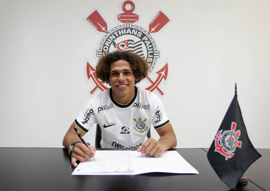 Biro agora tem contrato com o Corinthians at o final de 2027