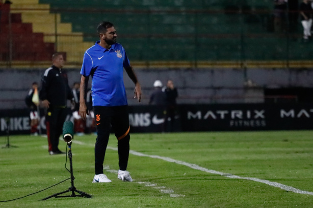Danilo comandando o Corinthians na estreia do Brasileirão Sub-20