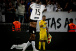 Paulinho marcou o gol da virada e tirou a camisa para comemorar ap�s quase um ano de les�o