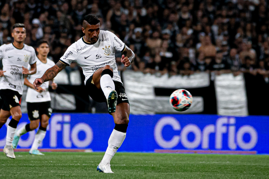 Paulinho voltou a balanar as redes com a camisa do Corinthians