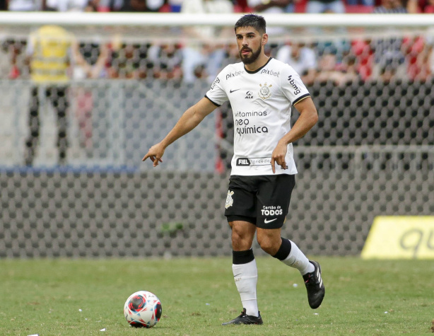 Revolta com treinador e Fábio Santos marca empate do Corinthians