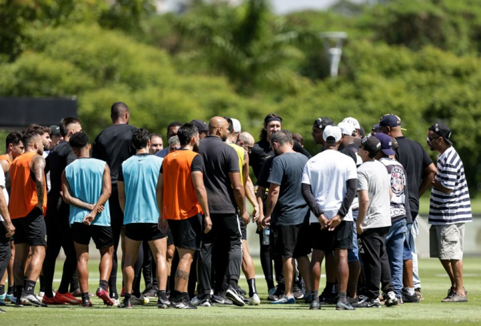 Organizadas se renem com jogadores do Corinthians no gramado do CT