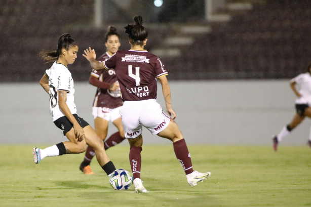 Jaqueline deixou o jogo contra a Ferrovi�ria com dores e fazendo gelo no joelho