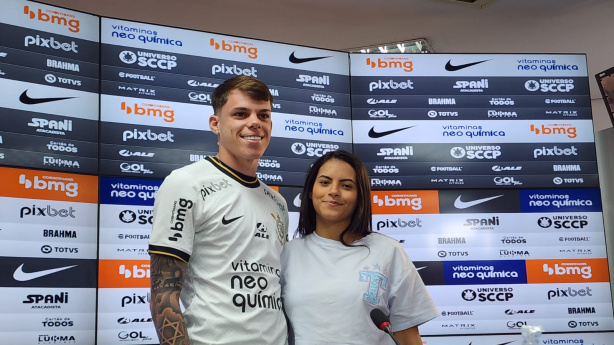 Barletta é apresentado oficialmente pelo Corinthians ao lado da esposa, Eduarda, grávida do filho Noah